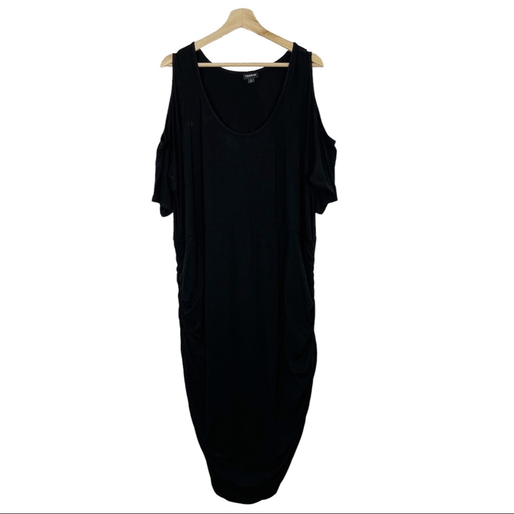Torrid Black Scoop Neck Cold Shoulders Ruched Side Midi‎ Dress Size 4x